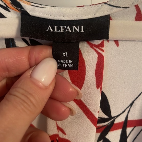 Alfani Criss-cross blouse‎ - great tummy coverage and flowy - Picture 7 of 8